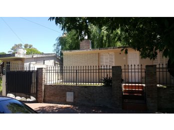 Estudio Juridico Inmobiliario vende casa zona Cuarteles