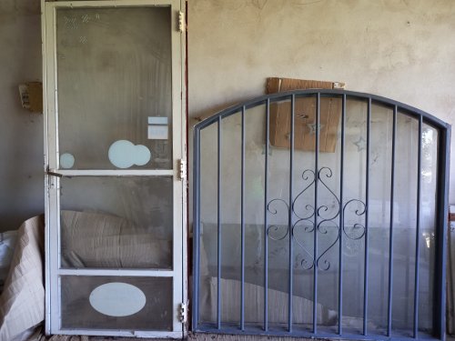 Ventana con vidrio y reja + Puerta
