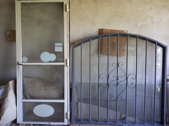 Ventana con vidrio y reja + Puerta