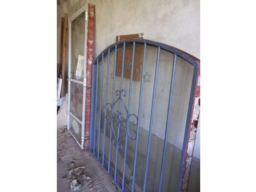 Ventana con vidrio y reja + Puerta