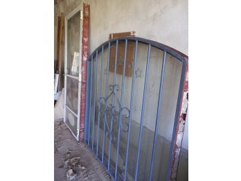 Ventana con vidrio y reja + Puerta