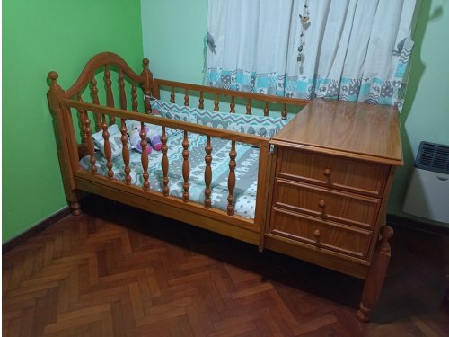 Cuna funcional de cedro macizo. Excelente estado