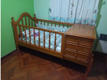 Cuna funcional de cedro macizo. Excelente estado
