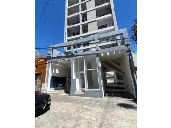 En venta local comercial y cochera zona centro !