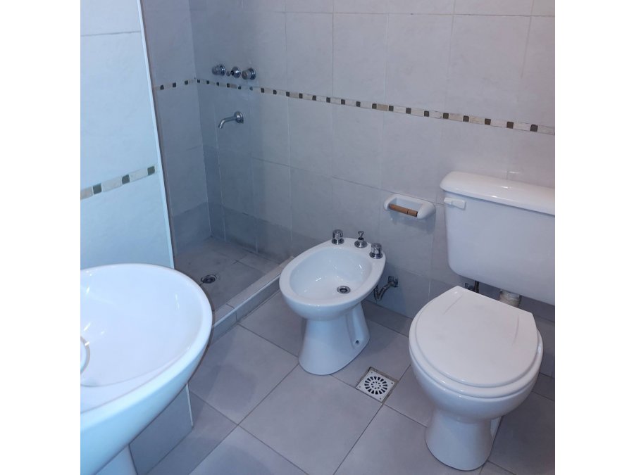 Alquiler Monoambiente p/baja, todos los serv. conectados.