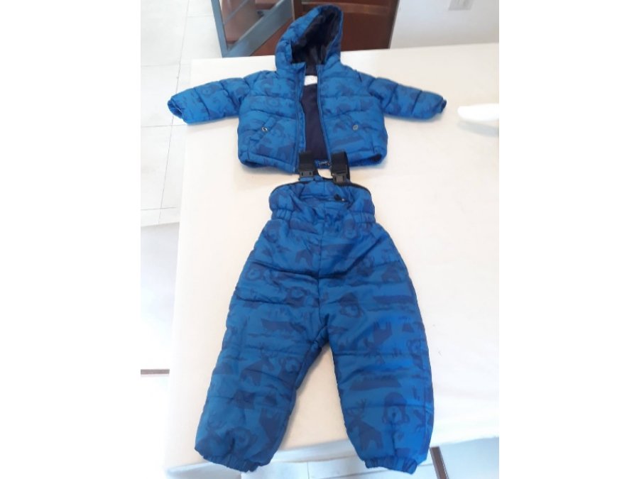 Conjunto campera y jardinero estampados marca Zara