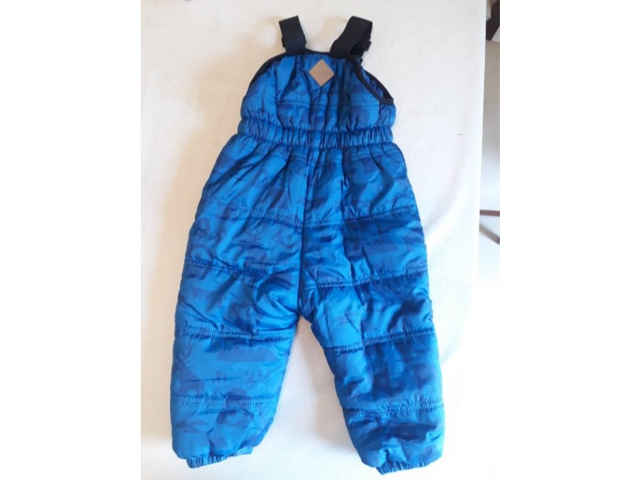 Conjunto campera y jardinero estampados marca Zara