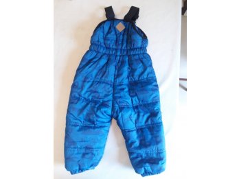 Conjunto campera y jardinero estampados marca Zara