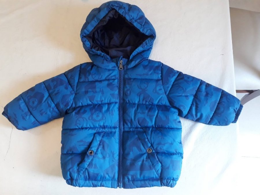 Conjunto campera y jardinero estampados marca Zara