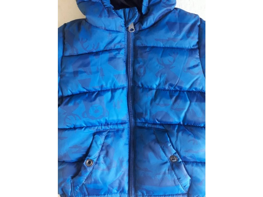 Conjunto campera y jardinero estampados marca Zara