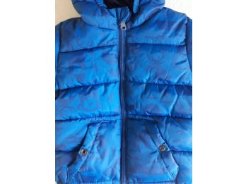 Conjunto campera y jardinero estampados marca Zara