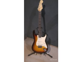 Guitarra eléctrica Field Stratocaster + Amplificador Decoud