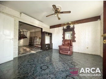 VENDO AMPLIA CASA EN ESQUINA, PRÓXIMA AL CENTRO