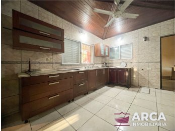 VENDO AMPLIA CASA EN ESQUINA, PRÓXIMA AL CENTRO