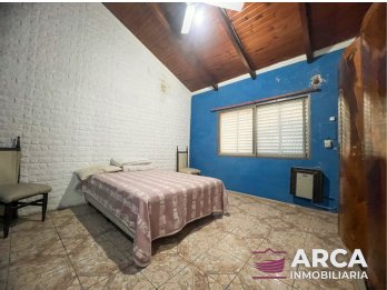 VENDO AMPLIA CASA EN ESQUINA, PRÓXIMA AL CENTRO