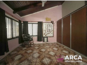 VENDO AMPLIA CASA EN ESQUINA, PRÓXIMA AL CENTRO