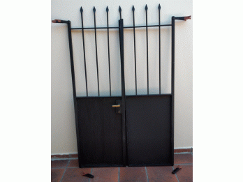 VENDO PUERTA DOS HOJAS ANTIGUA DE HIERRO FORJADO-EXCELENTE