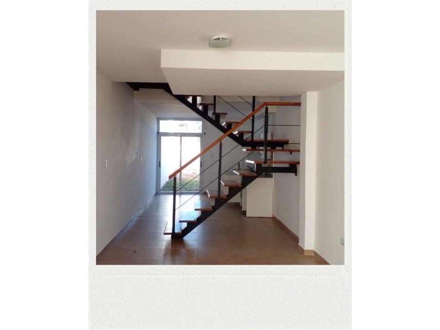 SE ALQUILA DÚPLEX 2 DOR.C/COCH./PATIO -PETRONA ROSENDE 2388.-
