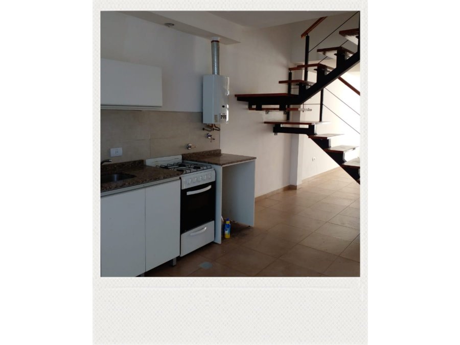 SE ALQUILA DÚPLEX 2 DOR.C/COCH./PATIO -PETRONA ROSENDE 2388.-