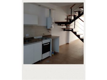 SE ALQUILA DÚPLEX 2 DOR.C/COCH./PATIO -PETRONA ROSENDE 2388.-