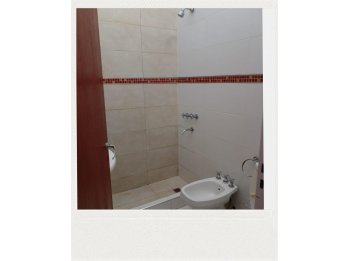 SE ALQUILA DÚPLEX 2 DOR.C/COCH./PATIO -PETRONA ROSENDE 2388.-
