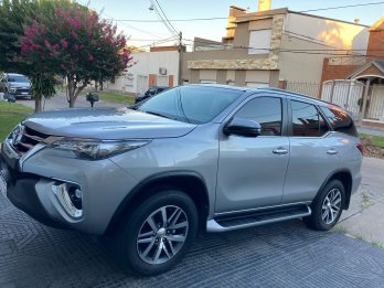 Toyota hilux Sw4 Srx 7 asientos 4x4 2019 con 18.000km