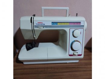 MAQUINA DE COSER TOYOTA Y MESA ESCRITORIO