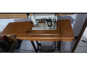 Vendo maquina de coser Godeco. Con mueble. A pedal