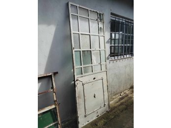 Vendo puerta de hierro con, tiene marco 2,10 x 90