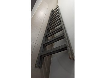 VENDO ESCALERA MUY SOLIDA