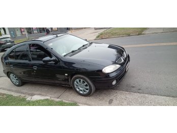 Vendo megane recibo moto honda o yamaha