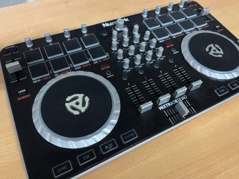 Controlador DJ Numark MIXTRACK QUAD