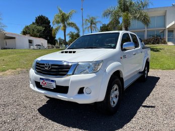 TOYOTA HILUX 3.0 4X2 SR. Recibo vehículos.