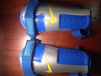 VENDO Canilleras Nike Talle M