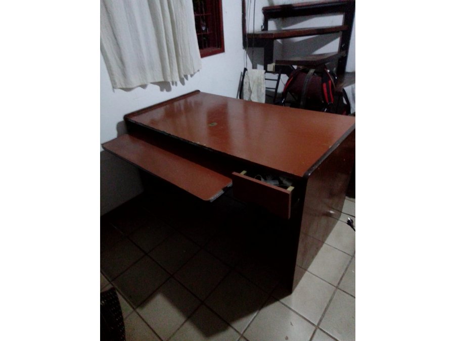 Escritorio c/bandeja teclado y gabinete p/PC