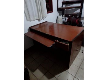 Escritorio c/bandeja teclado y gabinete p/PC