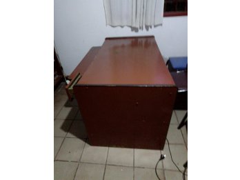 Escritorio c/bandeja teclado y gabinete p/PC