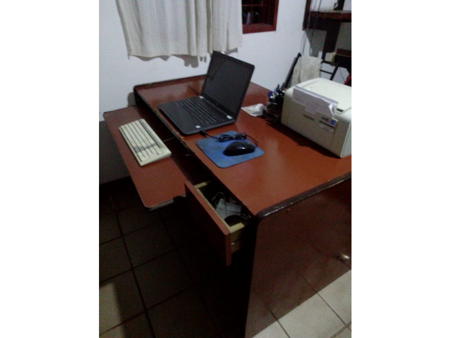 Escritorio c/bandeja teclado y gabinete p/PC