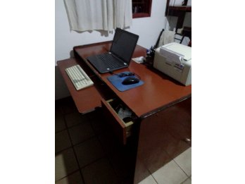 Escritorio c/bandeja teclado y gabinete p/PC