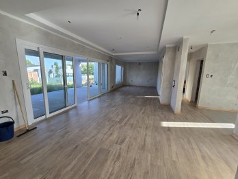 MODERNA CASA A TERMINAR DETALLES