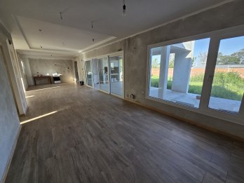 MODERNA CASA A TERMINAR DETALLES