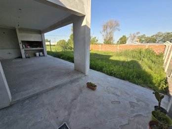 MODERNA CASA A TERMINAR DETALLES