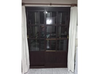 Puerta balcón de madera. Dimensiones: 200 x 200