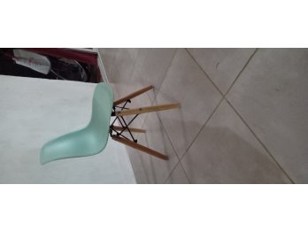 SILLA EAMES NIÑO IMPECABLE