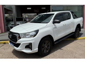 Toyota Hilux impecable permuto financio