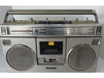 Se vende Radio Panasonic RX 5090