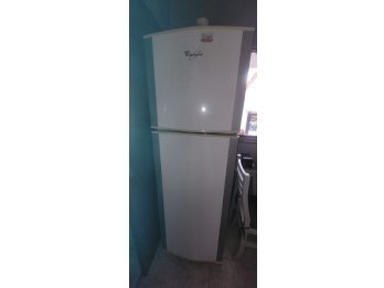 HELADERA CON FREEZER MARCA WHIRPOOL. 448L