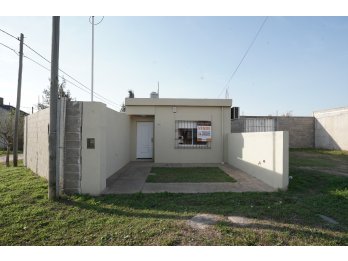 VENTA CASA DOS DORMITORIOS CON COCHERA Y PATIO-SAN BENITO