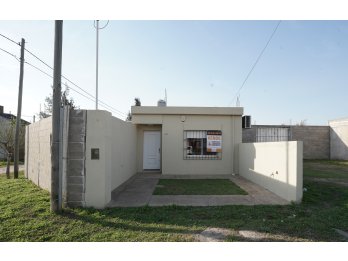 Venta casa dos dormitorios con cochera y patio San Benito