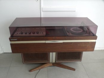 Restauración Vintage de Tocadiscos, Caseteras y Muebles Retr